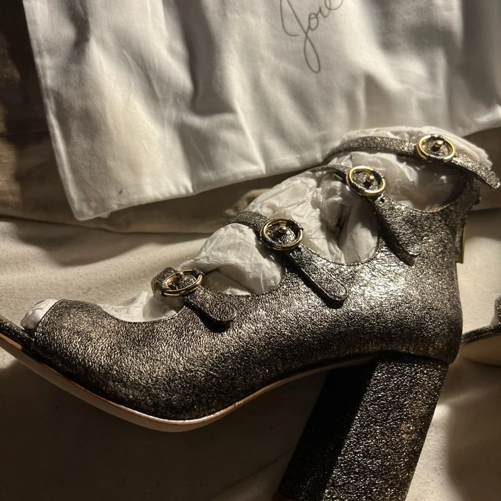 Size 6 1/2 Josie leather gold heels - Picture 4 of 16